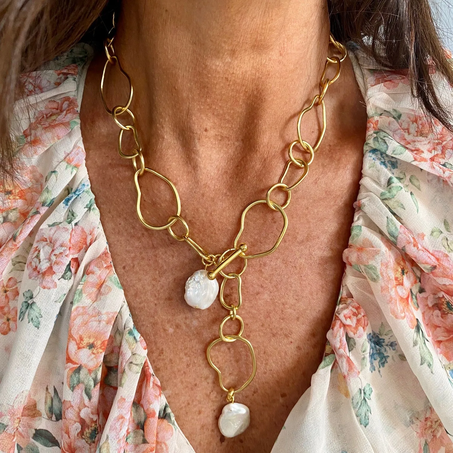 Organic link and flat pearl dangle necklace